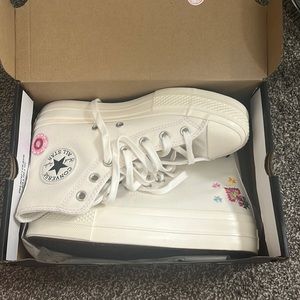 BRAND NEW floral all star platform converse